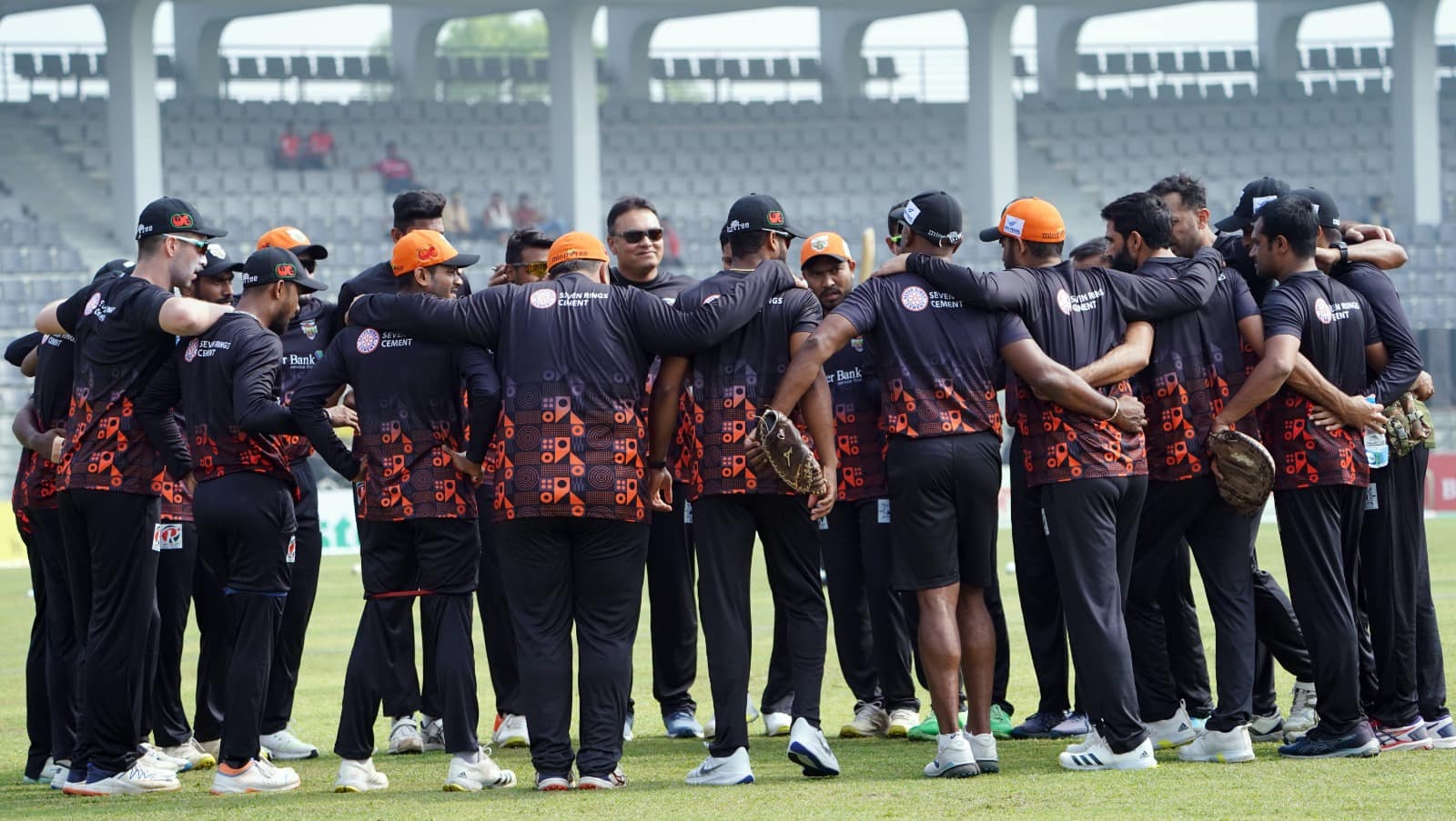 বাঁচা-মরার ম্যাচে টস জিতে ফিল্ডিংয়ে খুলনা