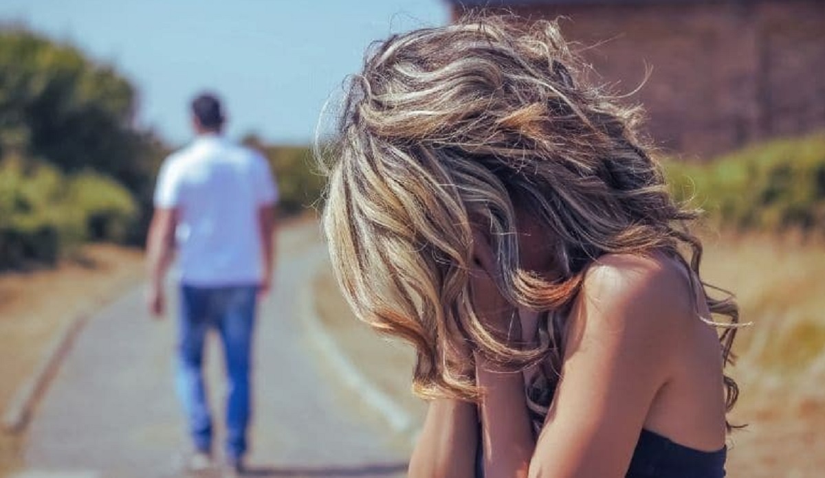 প্রেমিক পালিয়েছে, তরুণী বললেন ‘খুঁজে দিন’ পুলিশ বলল, ওকে যেতে দিন!