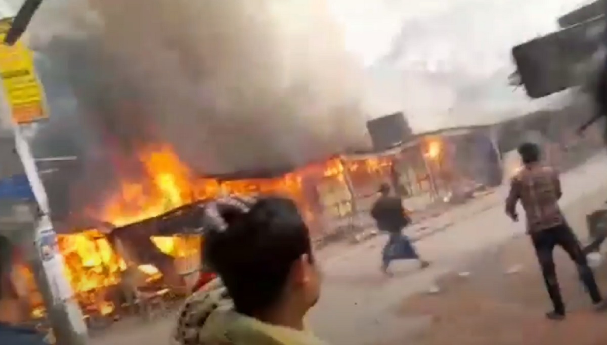 লক্ষ্মীপুরে আগুনে পুড়ে ছাই ৮টি দোকান