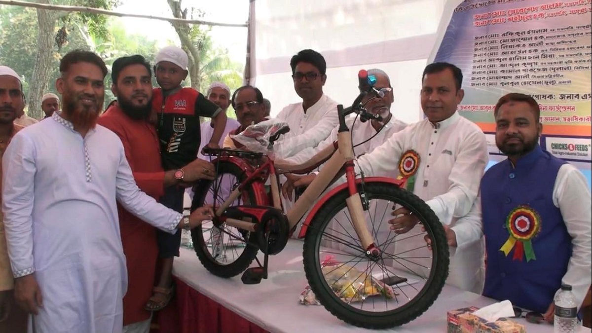টানা ৪০ দিন মসজিদে নামাজ পড়ে বাইসাইকেল পেল ১৭ শিশু