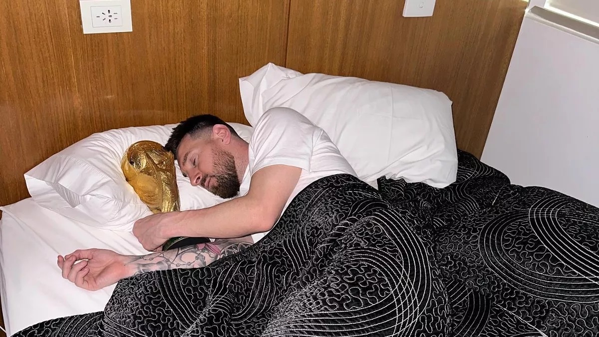 কে তুলেছিলেন বিশ্বকাপ ট্রফি নিয়ে মেসির ঘুমের সেই ছবি?