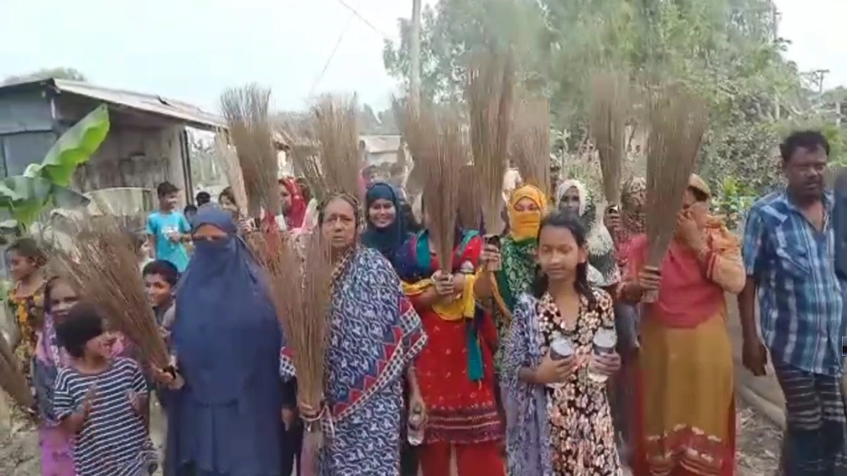 মুন্সিগঞ্জে ইউপি চেয়ারম্যানের বিরুদ্ধে ঝাড়ু মিছিল