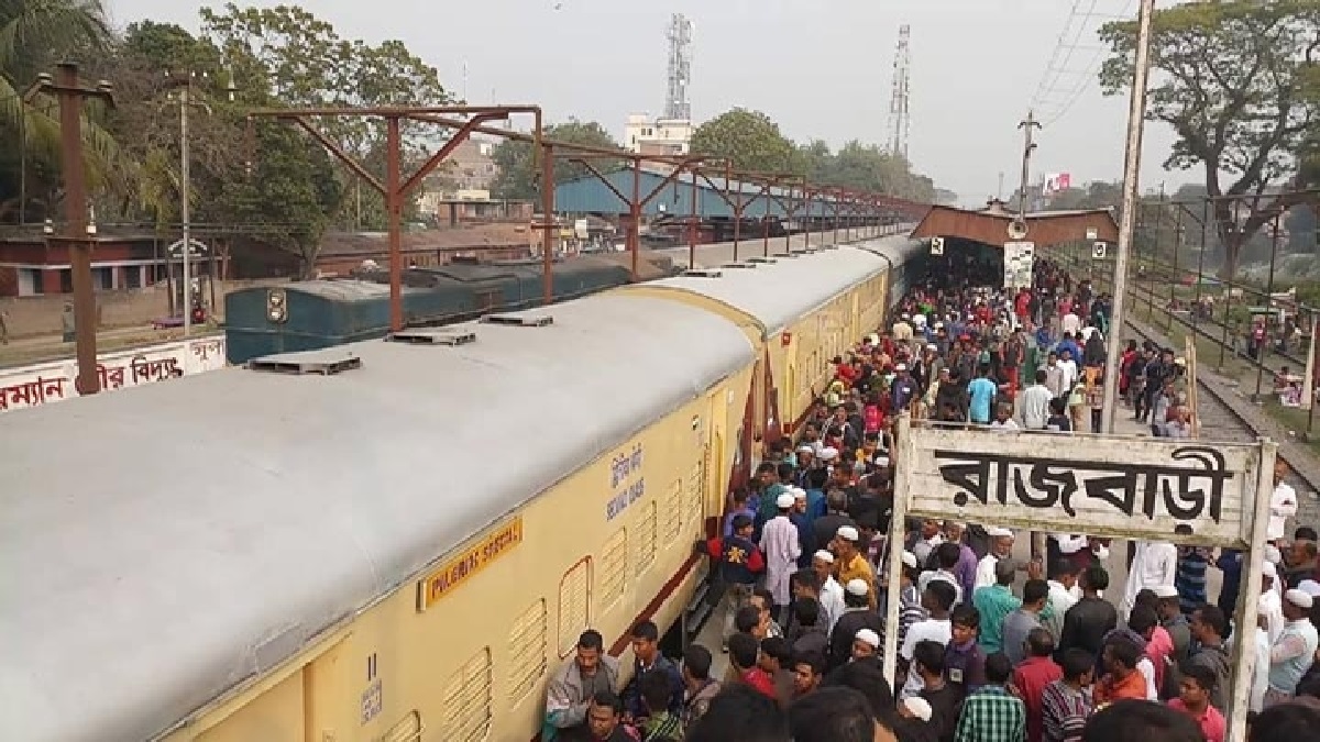 মেদিনীপুরের উদ্দেশে ছেড়ে গেলো রাজবাড়ীর ওরস স্পেশাল ট্রেন