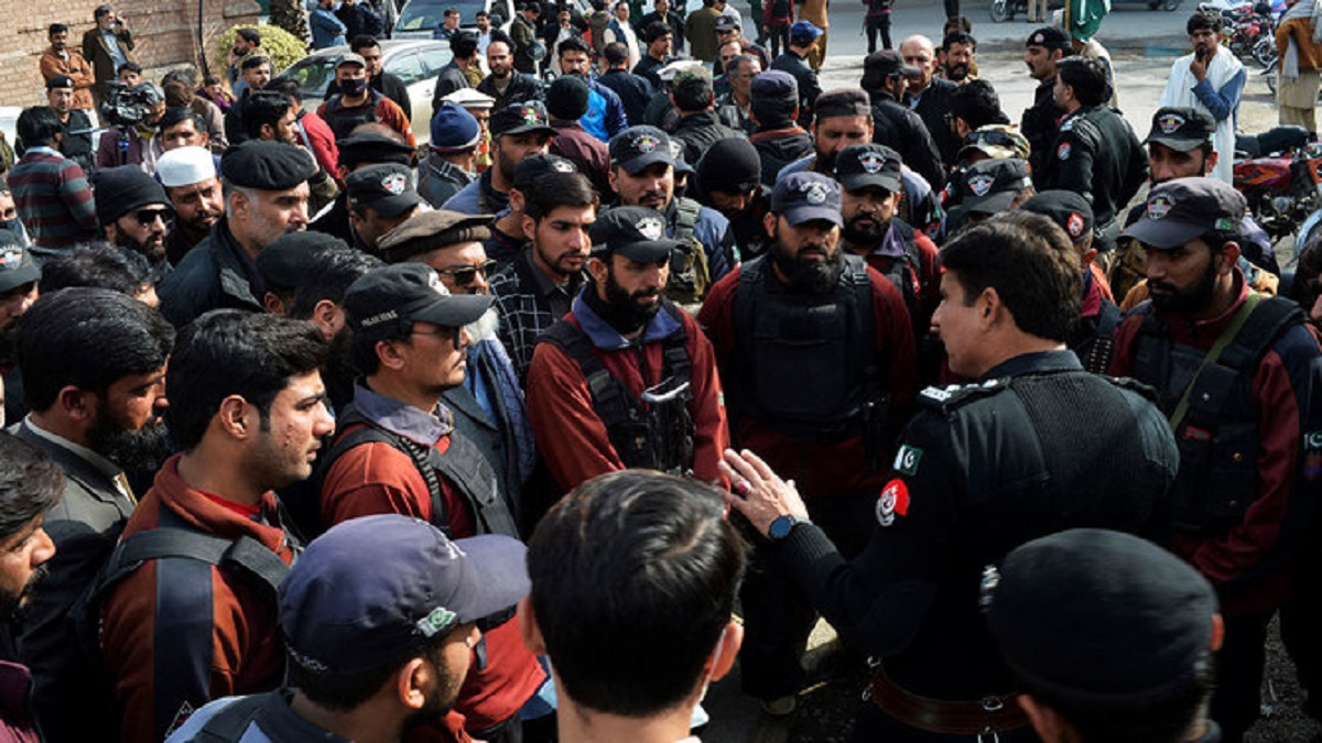 সন্ত্রাসীদের সামনে আমাদের ঠেলে দিচ্ছে সরকার, আমরা অসহায় হয়ে যাচ্ছি: পাকিস্তান পুলিশ