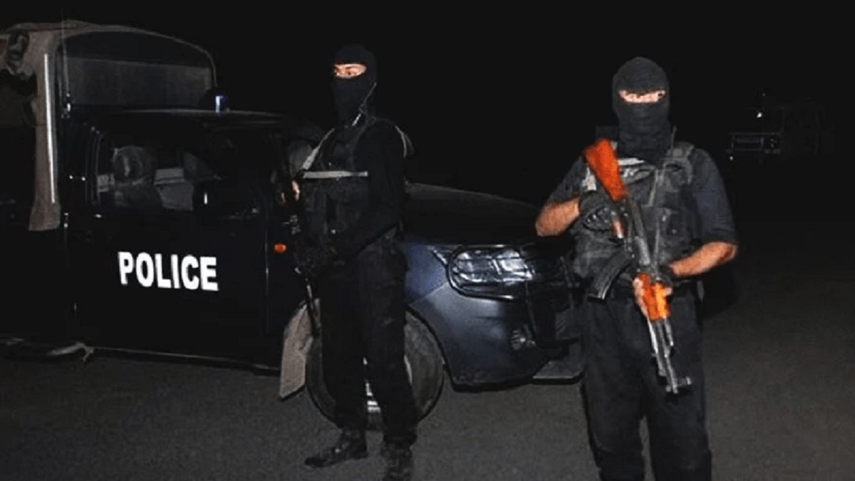 পাকিস্তানে মসজিদে বোমা হামলার পরেরদিনই থানায় বন্দুক হামলা