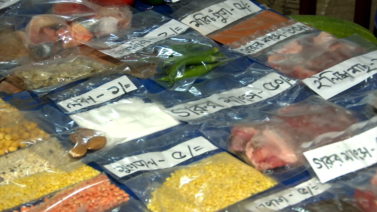 ঢাকায় ব্যতিক্রমী মুদি দোকান; কেনা যাচ্ছে ১৫ টাকায় ইলিশ বা ২৫ টাকার মাংস