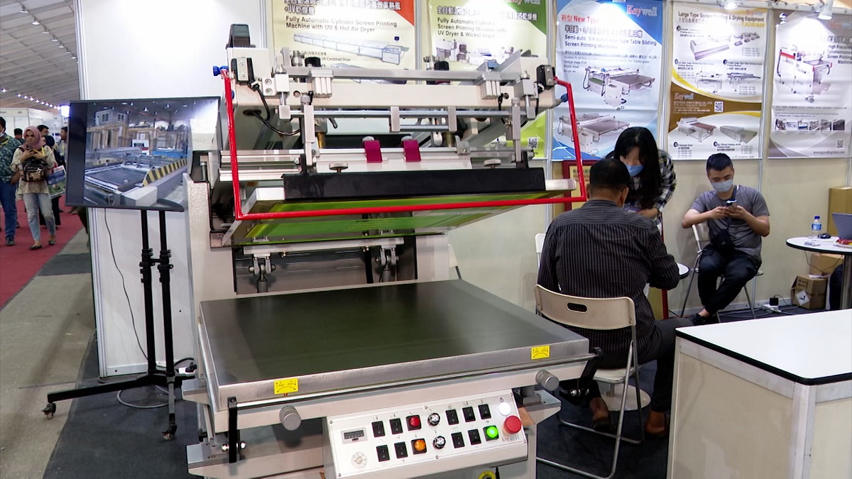 প্লাস্টিক মেলায় আধুনিক যন্ত্রপাতির সমাহার