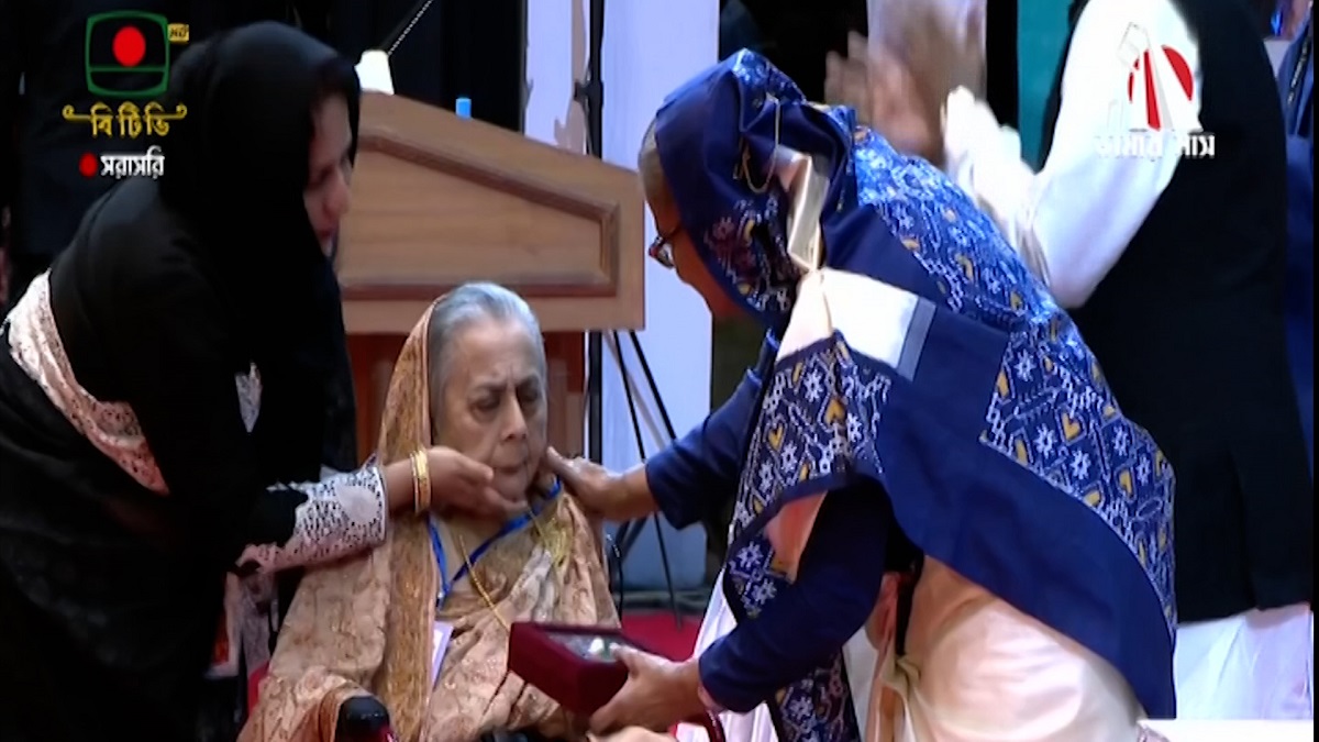 ১৯ বিশিষ্ট ব্যক্তি ও ২ প্রতিষ্ঠানকে একুশে পদক তুলে দিলেন প্রধানমন্ত্রী