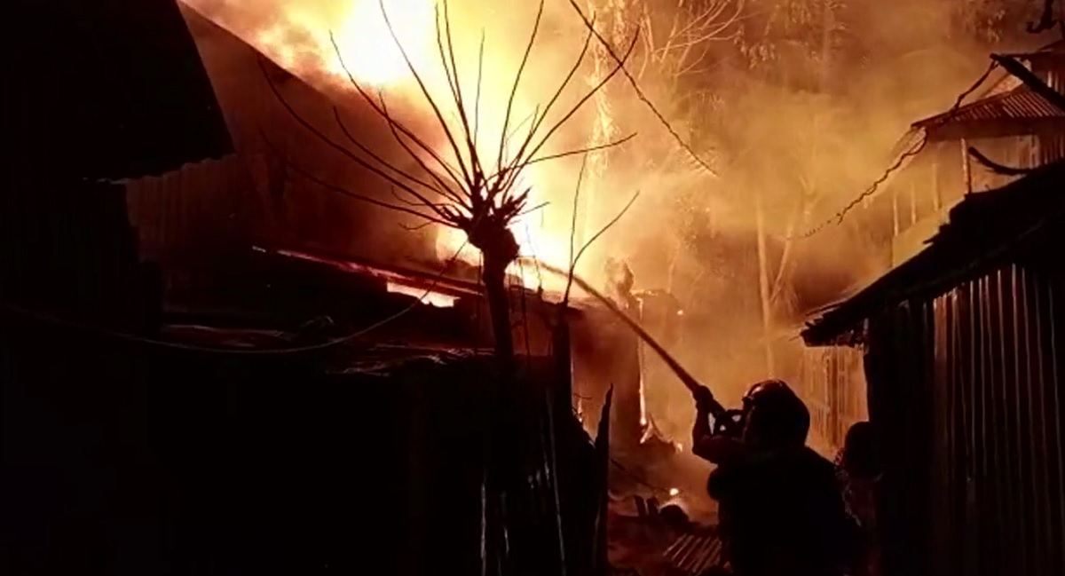 পটুয়াখালীতে আগুনে ৬ বসতঘর পুড়ে ছাই