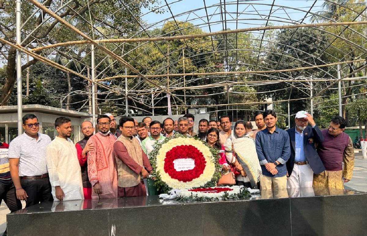 বঙ্গবন্ধুর প্রতিকৃতিতে রাজউকের পদোন্নতিপ্রাপ্ত কর্মকর্তাদের শ্রদ্ধা