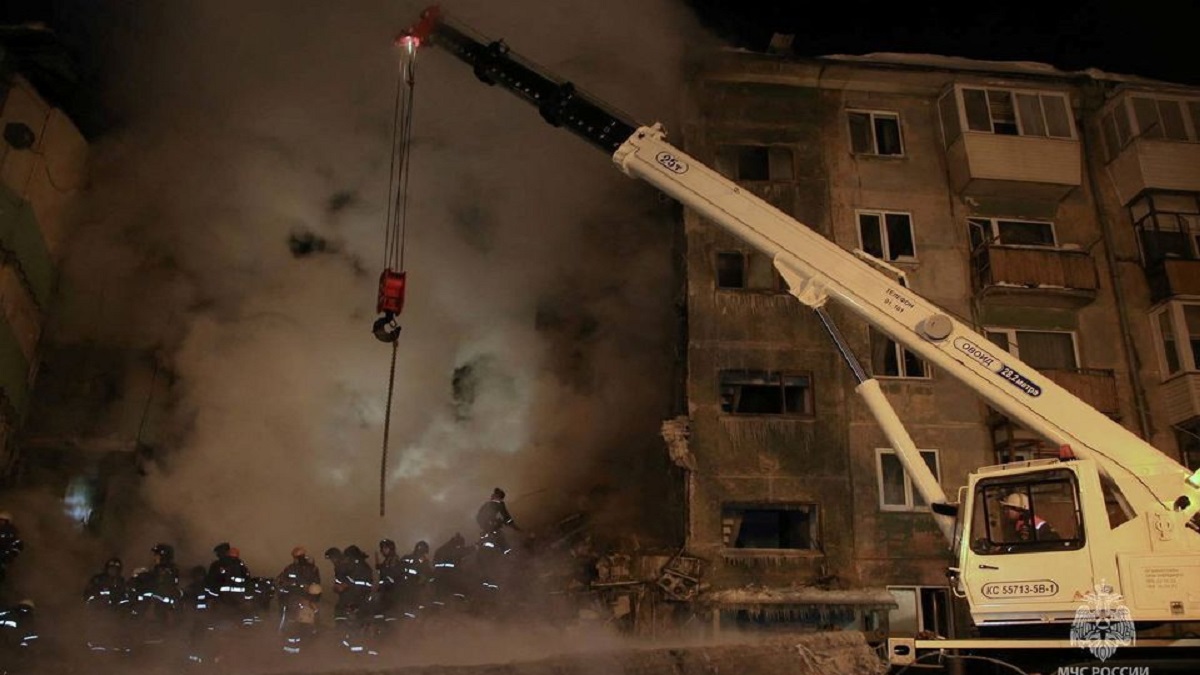 রাশিয়ায় গ্যাস সিলিন্ডার বিস্ফোরণে ধসে পড়লো ভবন, শিশুসহ নিহত অন্তত ১২