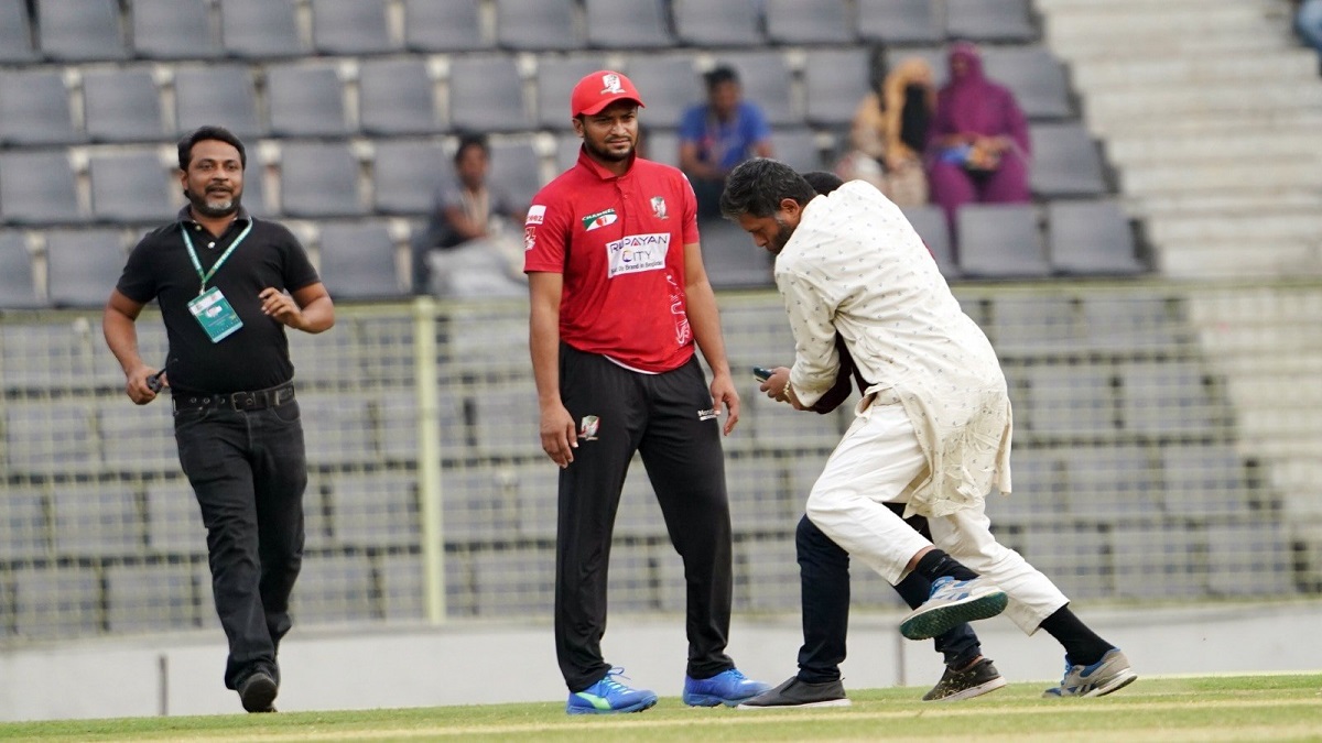 মাঠে ঢুকে সাকিবকে জড়িয়ে ধরলেন ভক্ত