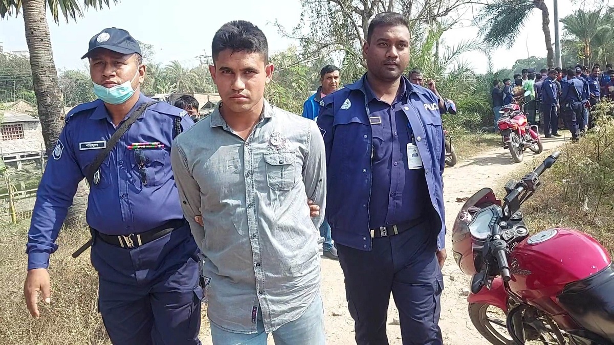 সাতক্ষীরায় ১৮ পিস স্বর্ণের বারসহ যুবক আটক