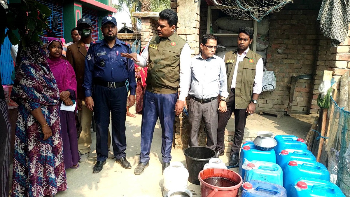 সাতক্ষীরায় চিটাগুড় দিয়ে তৈরি হচ্ছিলো ‘কালোজিরা মধু’, জরিমানা ৫০ হাজার