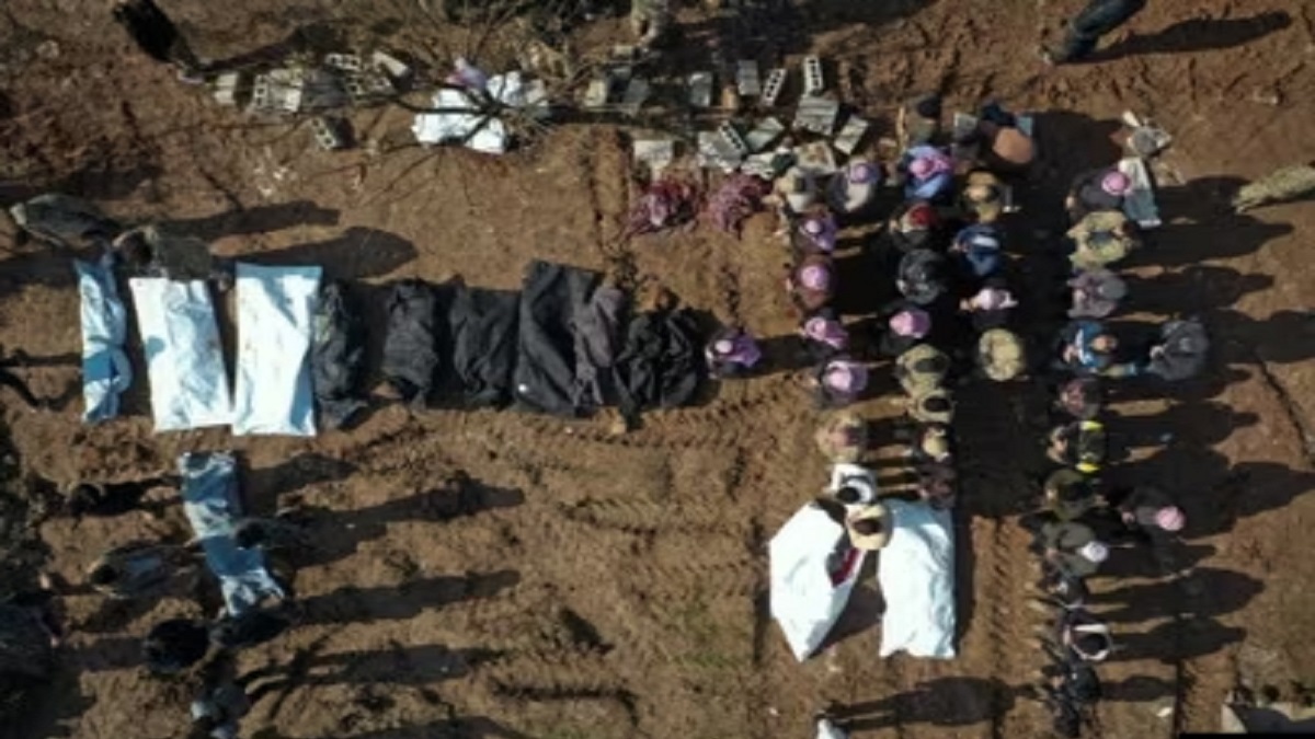 সিরিয়ায় গণকবরে দাফন করা হচ্ছে ভূমিকম্পে নিহতদের