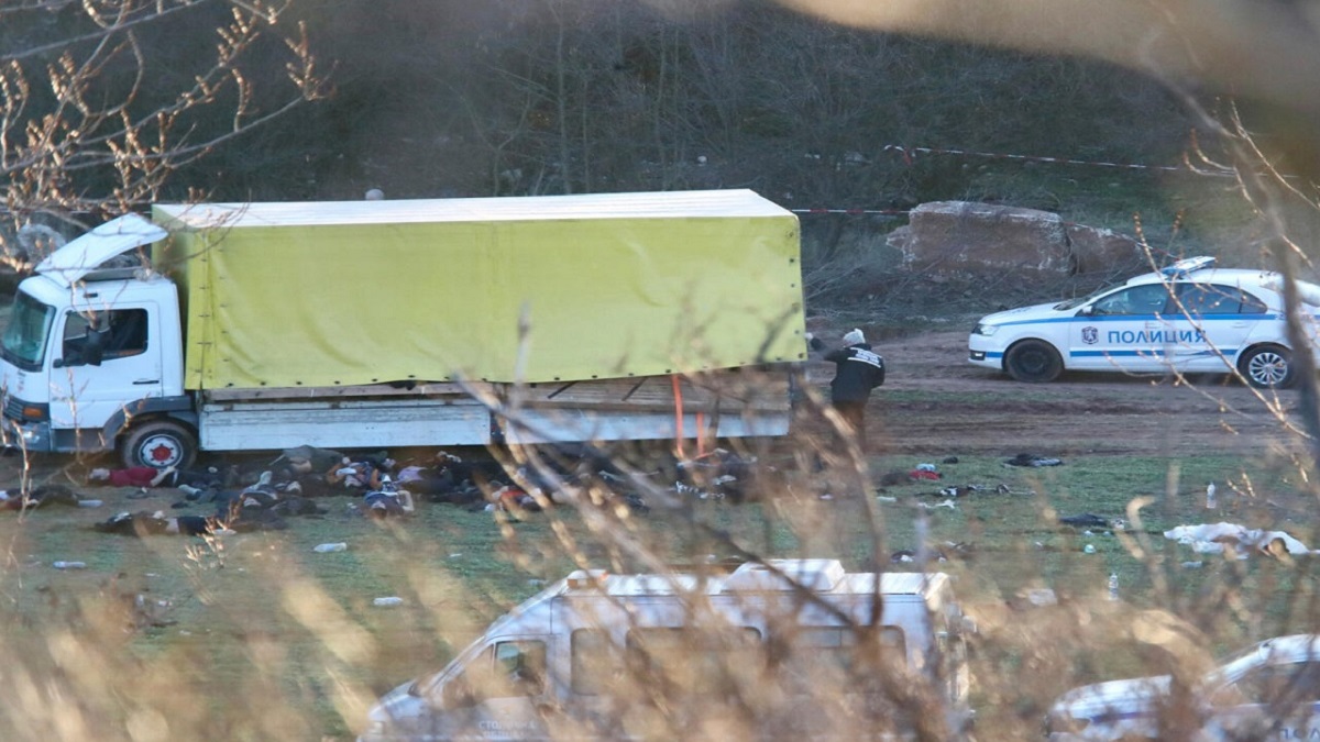 বুলগেরিয়ায় পরিত্যক্ত ট্রাক থেকে ১৮ অভিবাসীর লাশ উদ্ধার