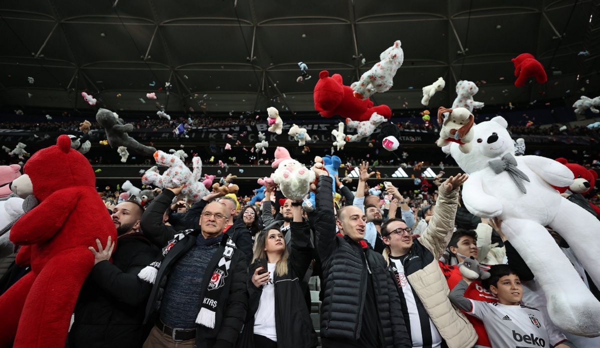 তুরস্কের শিশুদের জন্য মাঠে খেলনা ও পুতুল ছুঁড়লো সমর্থকরা