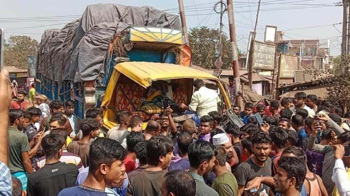 যশোর রেলক্রসিংয়ে ট্রাক-ট্রেন সংঘর্ষ, আহত ১