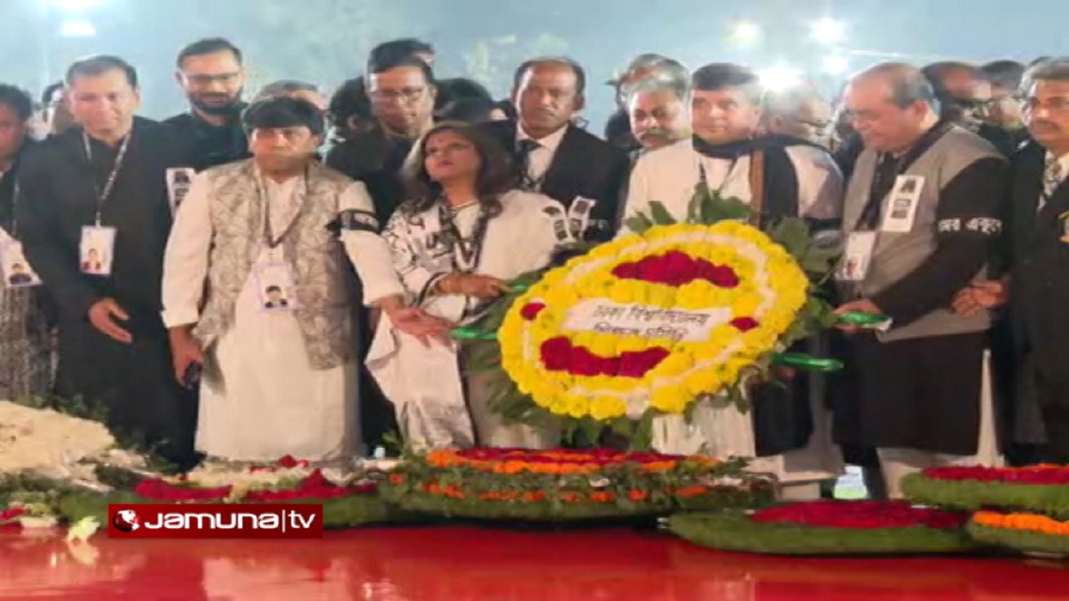 ফুলেল শ্রদ্ধায় ভাষাশহীদদের স্মরণ করছে পুরো জাতি