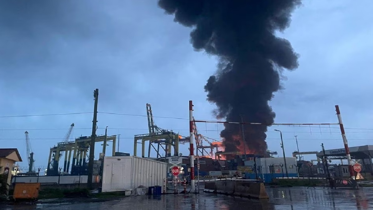 শক্তিশালী ভূমিকম্পে ভয়াবহ অগ্নিকাণ্ড তুরস্কের সমুদ্র বন্দরেও