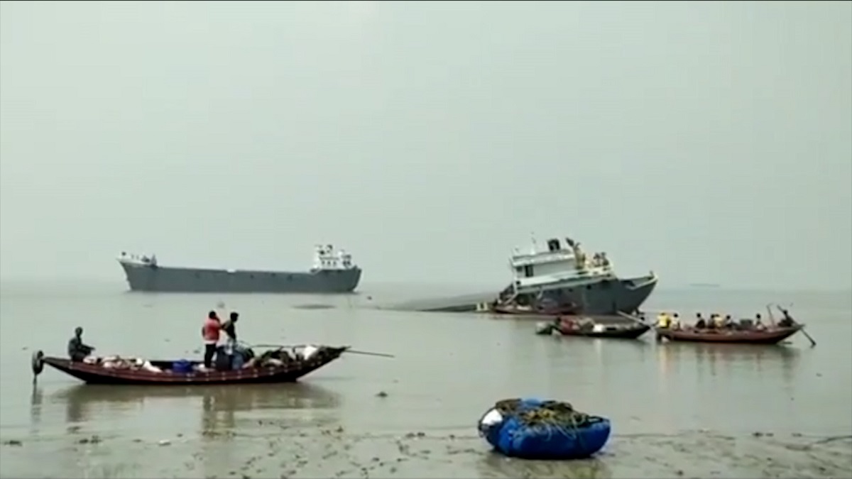 পশ্চিমবঙ্গের হুগলি নদীতে বাংলাদেশি দুই জাহাজের মুখোমুখি সংঘর্ষ