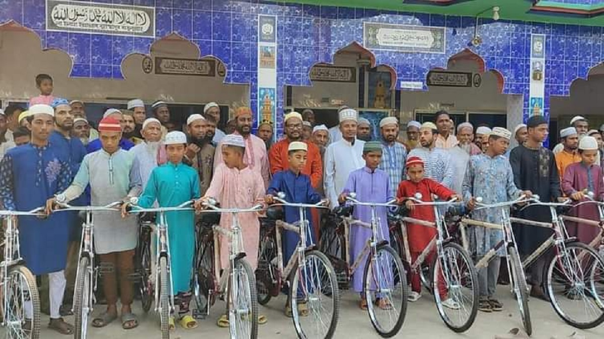 টানা ৪৫ দিন পাঁচ ওয়াক্ত নামাজ আদায় করে উপহার পেলো ১৪ কিশোর