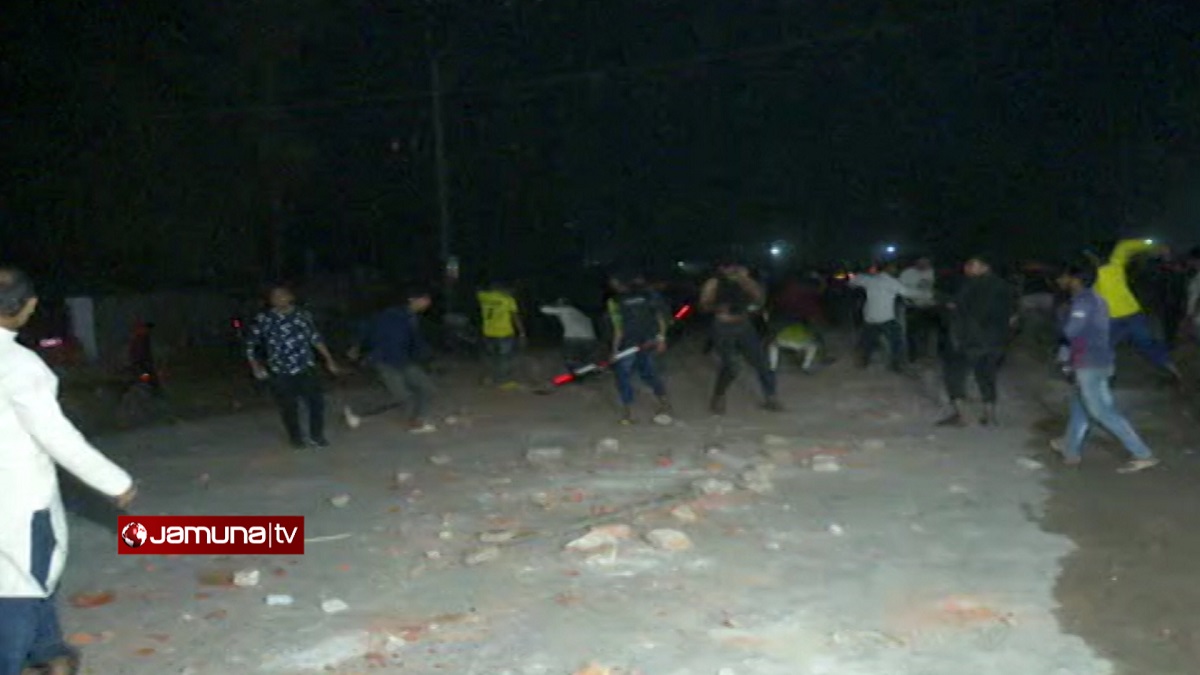 বাসের সিটে বসা নিয়ে রাবি শিক্ষার্থী ও স্থানীয়দের মধ্যে সংঘর্ষ