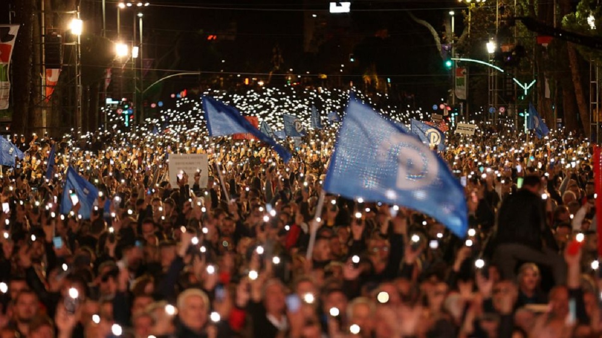প্রধানমন্ত্রীর পদত্যাগের দাবিতে উত্তাল আলবেনিয়া