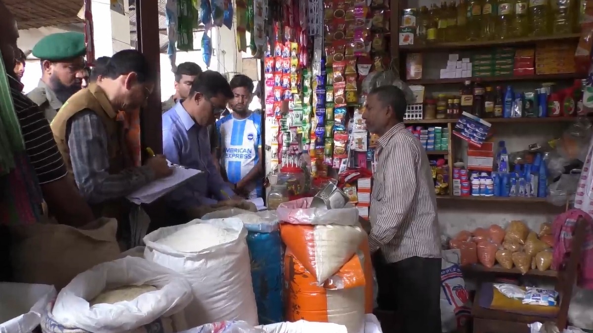 বোয়ালমারীতে মূল্য তালিকায় গরমিল ও বেশি দামে বিক্রির দায়ে ১৩ ব্যবসায়ীকে জরিমানা