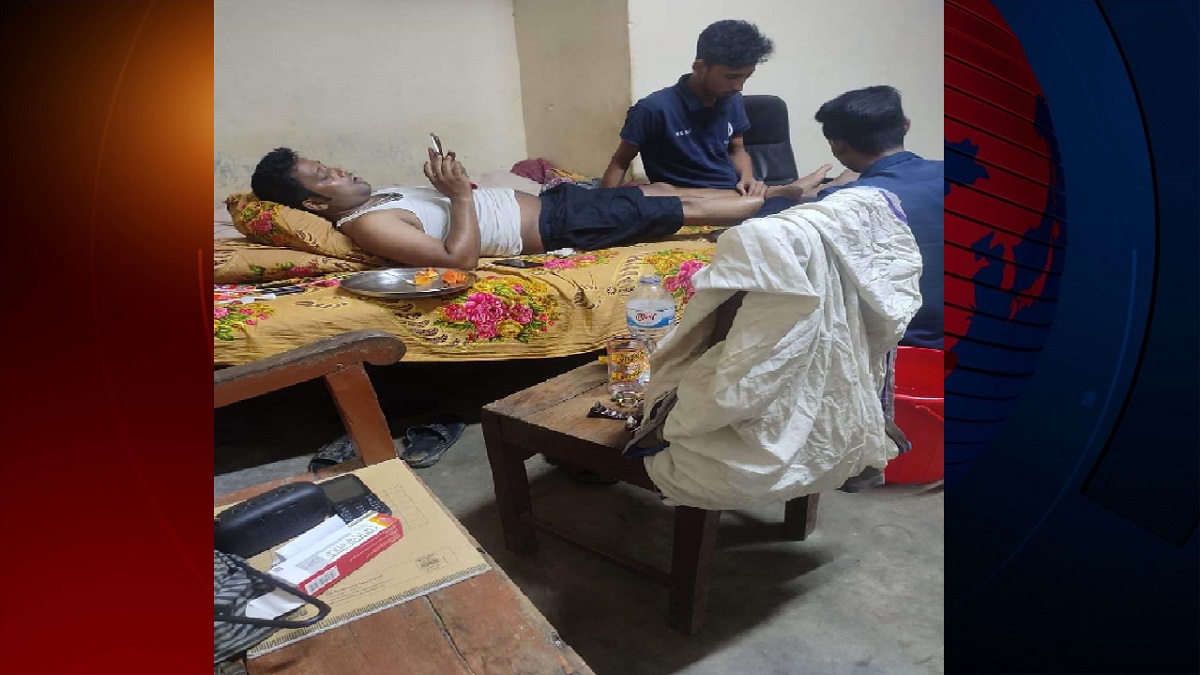মোবাইল টেপায় মগ্ন ছাত্রলীগ নেতা, পা টিপছেন দুই কর্মী; ছবি ভাইরাল