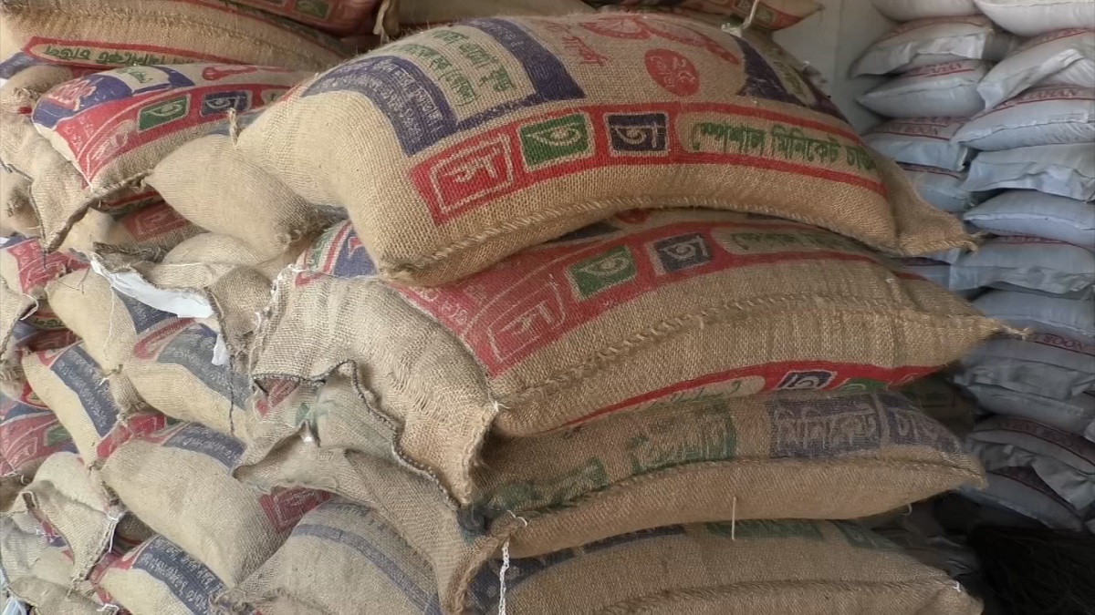 চুয়াডাঙ্গায় সরকারি গুদামে চাল দিতে কৃষকের অনাগ্রহ