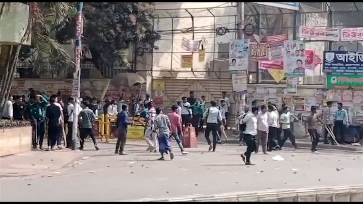 বাস ভাঙাকে কেন্দ্র করে ঢাকা কলেজ ও আইডিয়াল কলেজের শিক্ষার্থীদের মধ্যে সংঘর্ষ