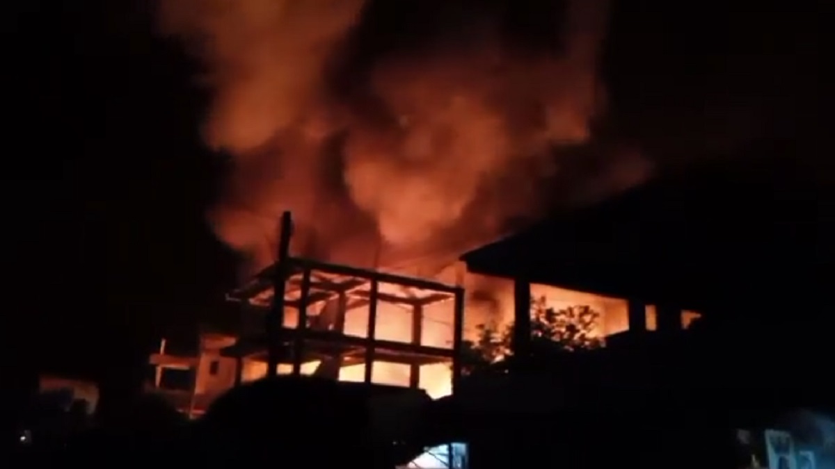 নেত্রকোণার শ্যামগঞ্জ বাজারের আগুন নিয়ন্ত্ৰণে