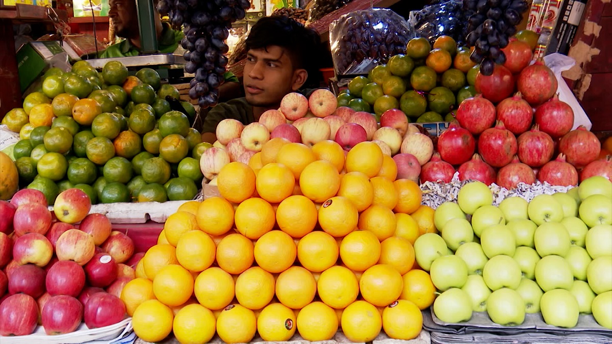 ফলের বাজারে অস্থিরতা, রমজানকে সামনে রেখে বাড়িয়ে দেয়া হচ্ছে দাম