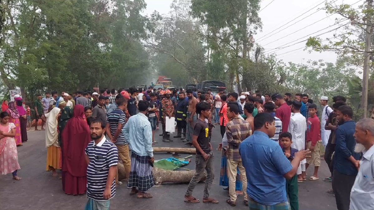 গোপালগঞ্জে বাসের ধাক্কায় প্রাণ গেলো বৃদ্ধার, সড়ক অবরোধ