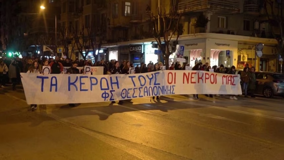 গ্রিসে চলমান বিক্ষোভ রূপ নিয়েছে সহিংসতায়