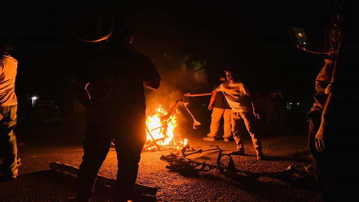দুই ইবি শিক্ষার্থীকে বহিরাগতদের মারধরের প্রতিবাদে সড়ক অবরোধ