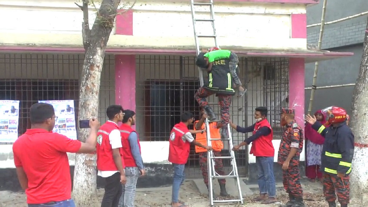 ঝিনাইদহে অগ্নিকাণ্ড ও ভূমিকম্পে করণীয় বিষয়ক মহড়া অনুষ্ঠিত
