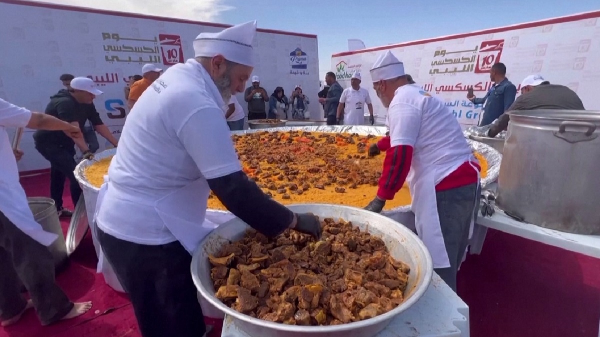 এক থালায় ৫ উটের মাংস ও আড়াই হাজার কেজি ‘কুসকুস’ পরিবেশন!