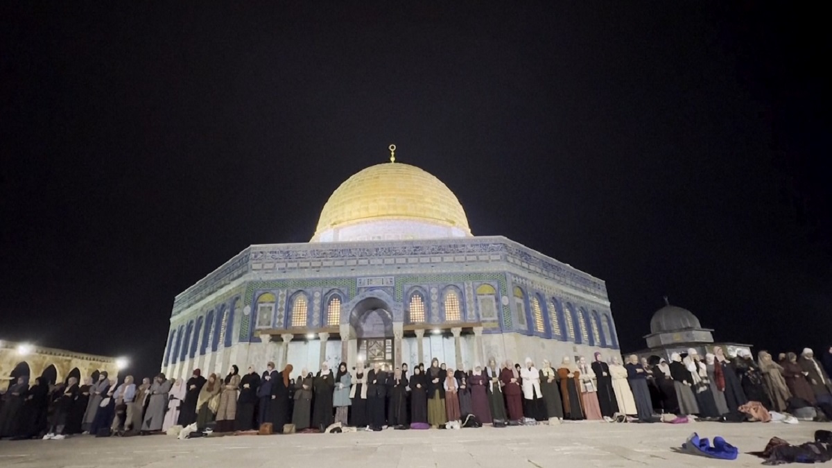 মধ্যপ্রাচ্যসহ বিভিন্ন দেশে রমজান শুরু, তারাবিহ আদায়ে মসজিদে মুসল্লির ঢল