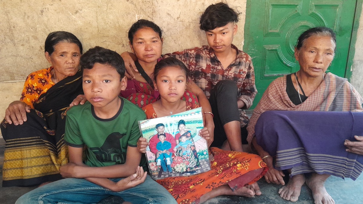 সীতাকুণ্ডে বিস্ফোরণ: বাবার ছবি হাতে ৪ সন্তানের অপেক্ষা