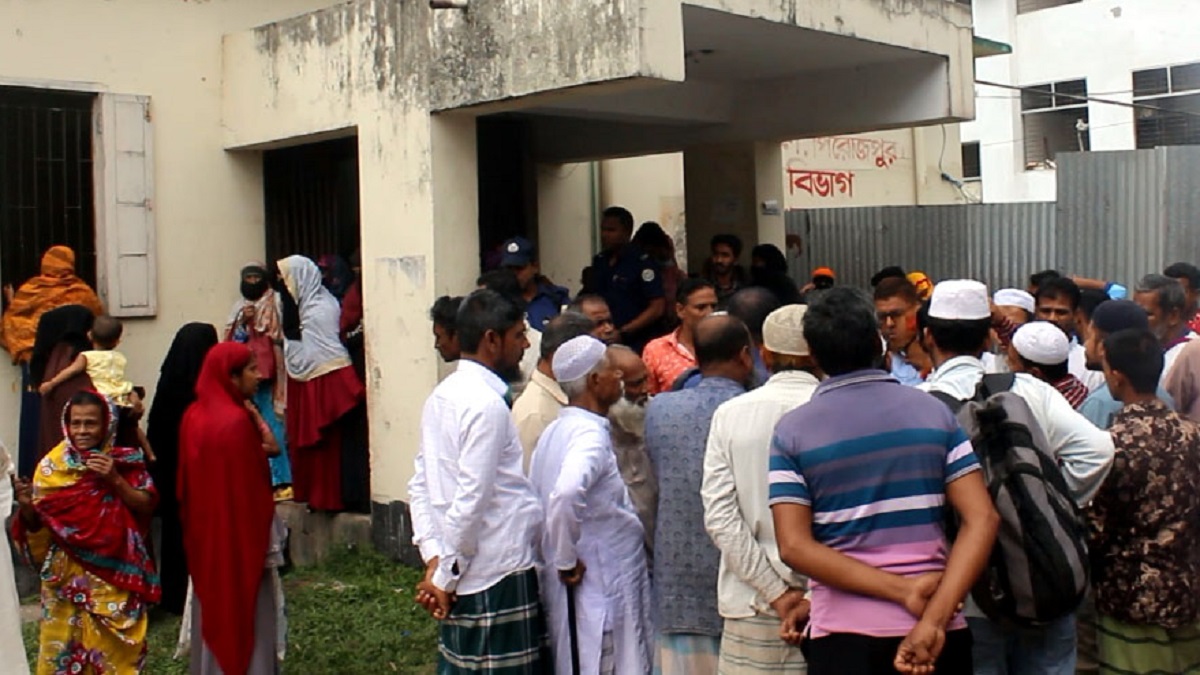 পিরোজপুরে বাস-মোটরসাইকেল সংঘর্ষে নিহত নারী, গুরুতর আহত স্বামী ও শিশু সন্তান