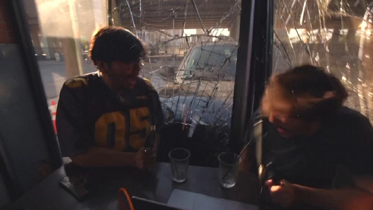 সরাসরি অনুষ্ঠান সম্প্রচারের সময় গায়ে উঠে পড়লো গাড়ি