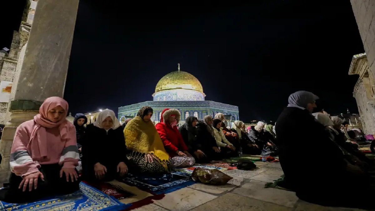 রমজানেও আল-আকসা মসজিদ থেকে বের করে দেয়া হচ্ছে মুসল্লিদের, পবিত্র প্রাঙ্গনে উত্তেজনা (ভিডিও)