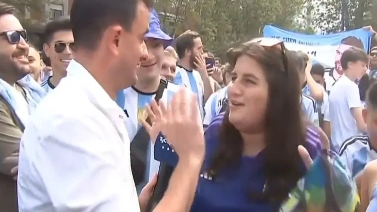 অফিসে মিথ্যা বলে মেসিদের খেলা দেখতে গিয়ে চাকরি গেলো তরুণীর