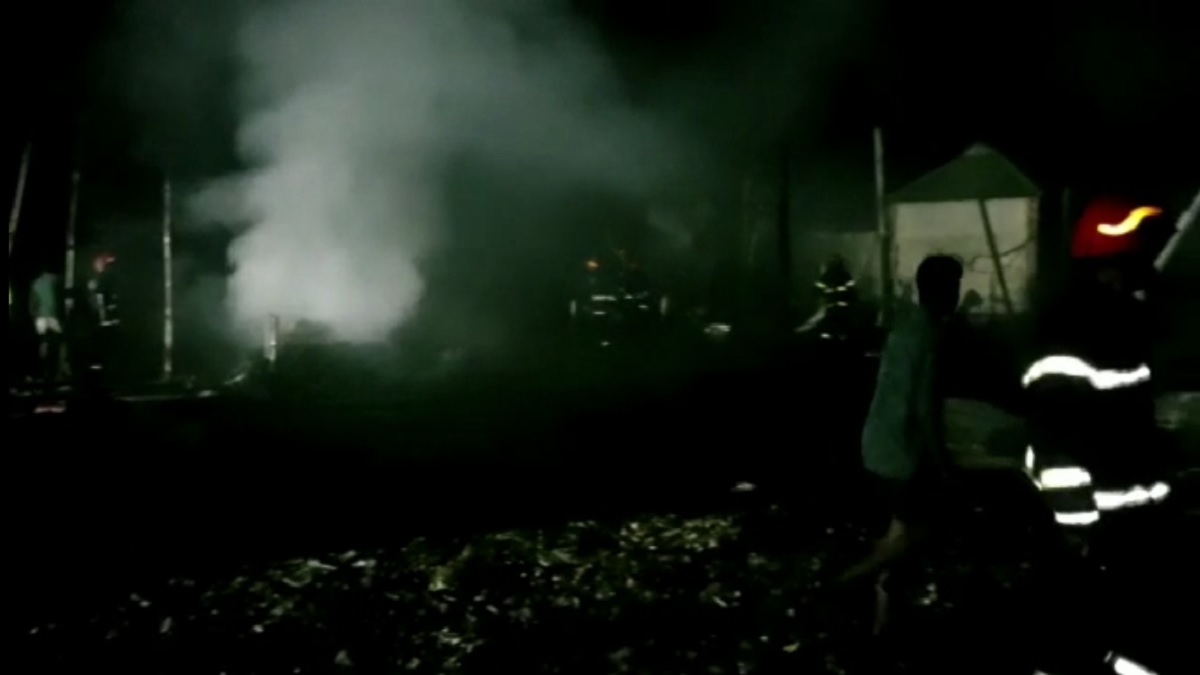 আশুলিয়ায় ঝুটের গুদামে আগুন