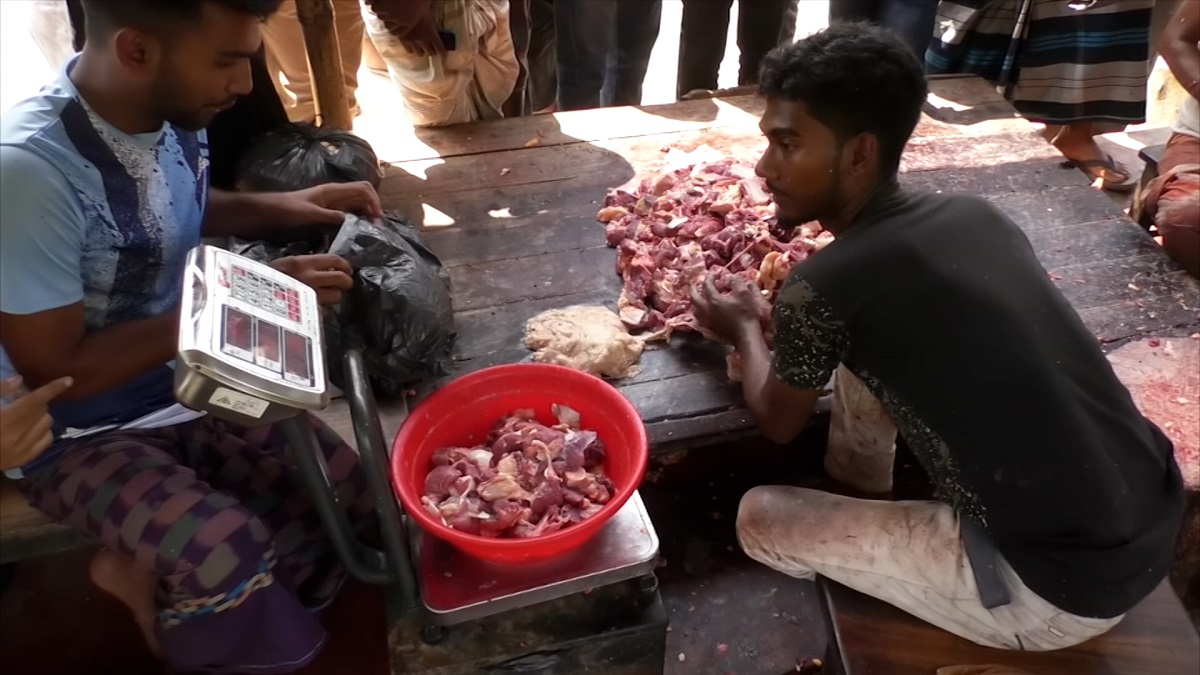 ৫৮০ টাকায় গরুর মাংস বিক্রি করে হইচই ফেলে দিয়েছেন বিক্রেতা