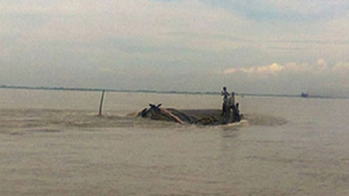 ভোলায় যাত্রীবাহী লঞ্চের ধাক্কায় ট্রলার ডুবি