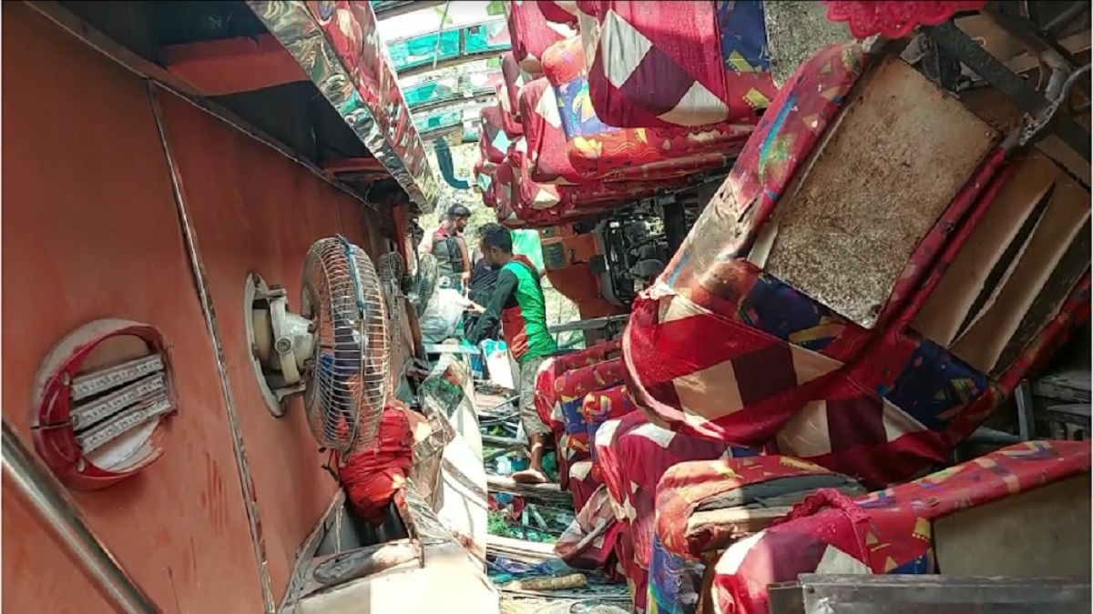 ঝিনাইদহে নিয়ন্ত্রণ হারিয়ে যাত্রীবাহী বাস খাদে, নিহত ১