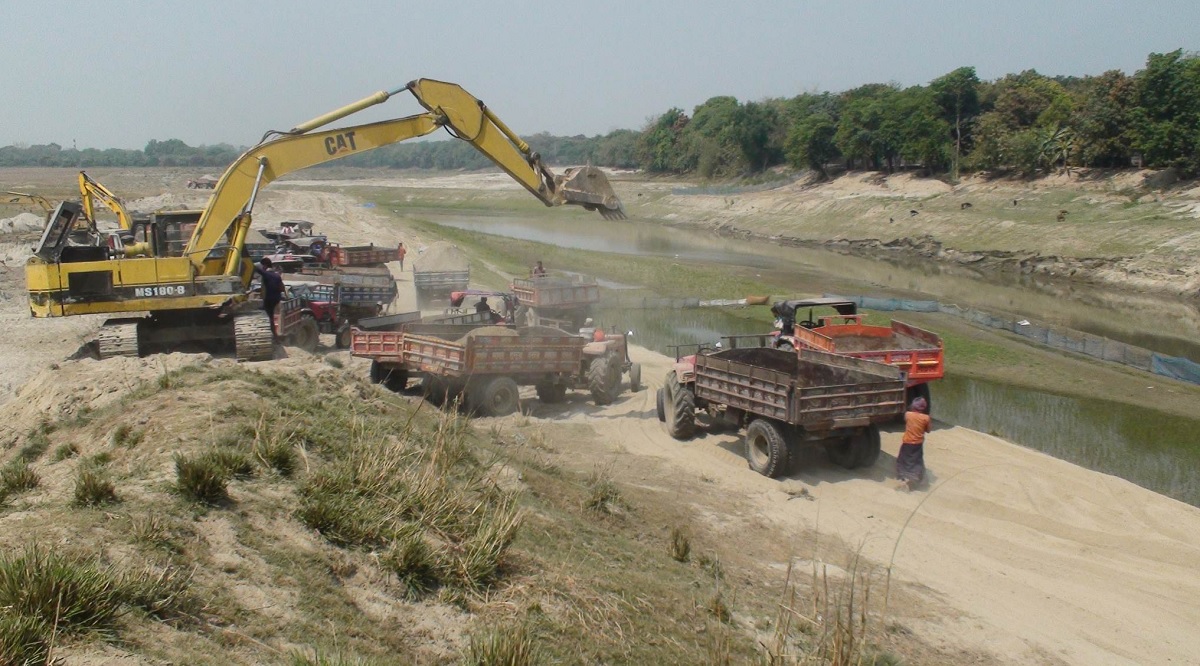 চাঁপাইনবাবগঞ্জে দুই নদীতে চলছে অবৈধ বালু উত্তোলন